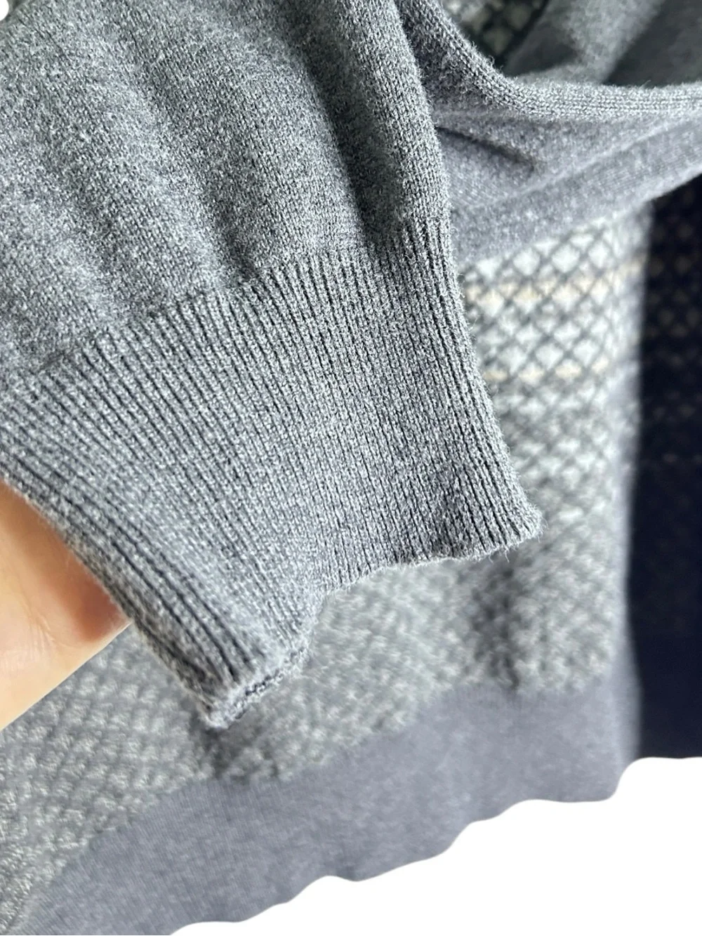 Van Heusen Men’s Gray Geometric V-Neck Sweater Size L